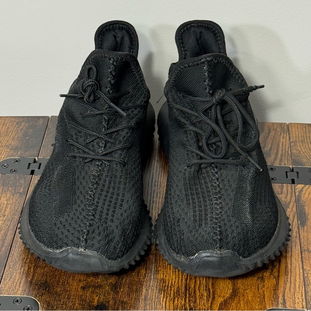 Lightweight Men’s black sneakers